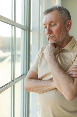 Üzgün, yalnız, yaşlı bir adamı evde yalnız başına hayal kırıklığına uğrattı. Mutsuz büyükbaba ne yazık ki pencereden dışarı bakıyor. Üzücü bir ölüm haberi veriyor. Stresli yaşlı adam yalnızlıktan muzdarip