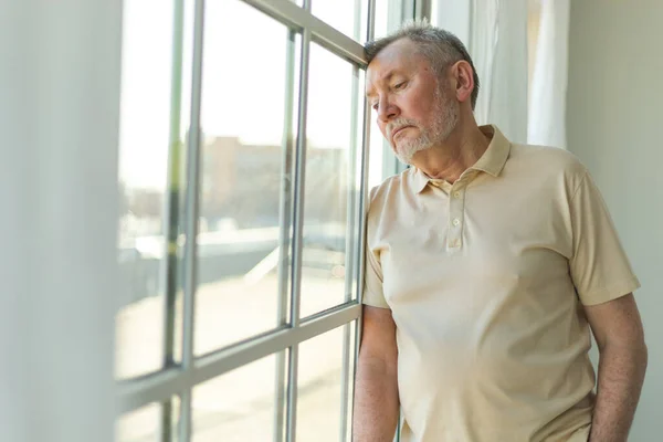 Λυπημένος Κουρασμένος Μοναχικός Απογοητευμένος Ηλικιωμένος Άνδρας Στο Σπίτι Μόνος Δυστυχισμένος — Φωτογραφία Αρχείου