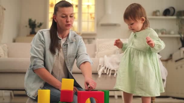Szczęśliwa Rodzina Domu Matka Córeczka Bawią Się Kostkami Zabawek Domu — Wideo stockowe