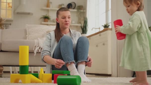 Szczęśliwa Rodzina Domu Matka Córeczka Bawią Się Kostkami Zabawek Domu — Wideo stockowe