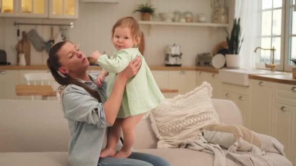 가정에서 어머니는 허공으로 들어올리고 집에서 재밌게 어머니는 아기를 사랑의 돌봄으로 — 비디오