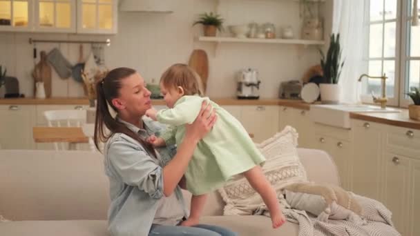 Szczęśliwa Rodzina Domu Matka Córeczka Bawią Się Kanapie Domu Małe — Wideo stockowe