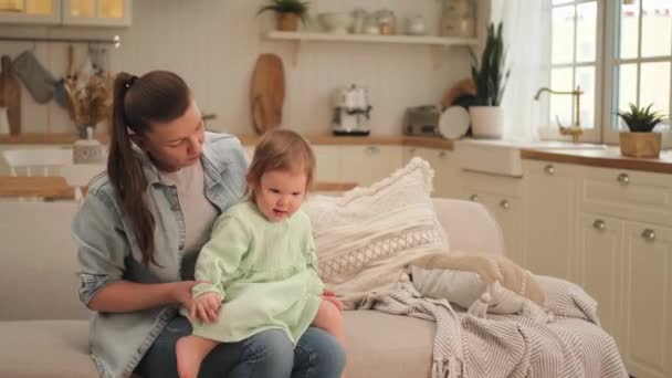 Evde Mutlu Bir Aile Anne Bebek Evdeki Kanepede Oynuyorlar Küçük — Stok video