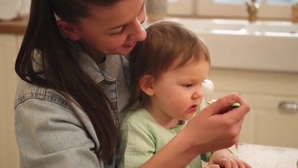 Família Feliz Casa Mãe Alimentando Sua Menina Colher Cozinha Criança — Vídeo de Stock