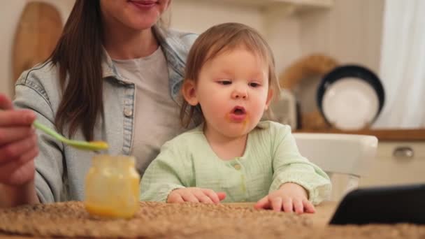 Szczęśliwa Rodzina Domu Matka Karmi Córeczkę Łyżki Kuchni Małe Dziecko — Wideo stockowe