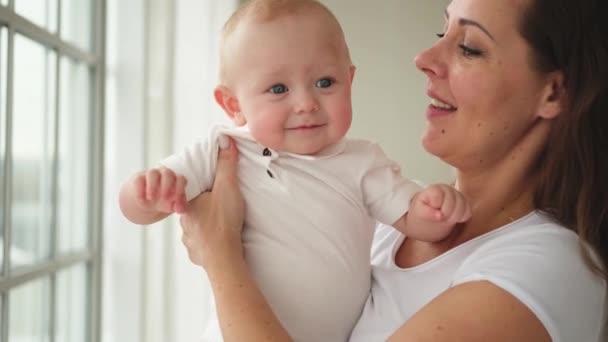 Szczęśliwa Rodzina Domu Matka Trzyma Małą Córeczkę Mama Córeczka Relaksują — Wideo stockowe