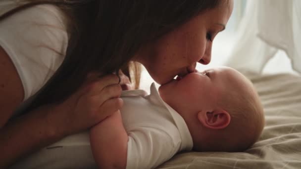 Szczęśliwa Rodzina Domu Matka Całuje Dziecko Miłością Mama Bawi Się — Wideo stockowe
