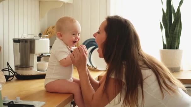 Šťastná Rodina Doma Matka Hraje Malým Batoletem Kuchyni Máma Dítě — Stock video