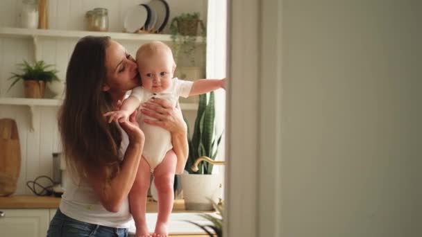 Família Feliz Casa Mãe Segurando Pequena Criança Filha Mãe Bebê — Vídeo de Stock