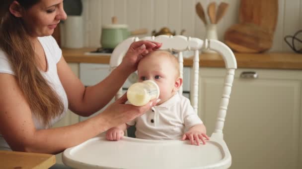 Glückliche Familie Hause Mutter Füttert Kleines Kleinkind Aus Flasche Küche — Stockvideo