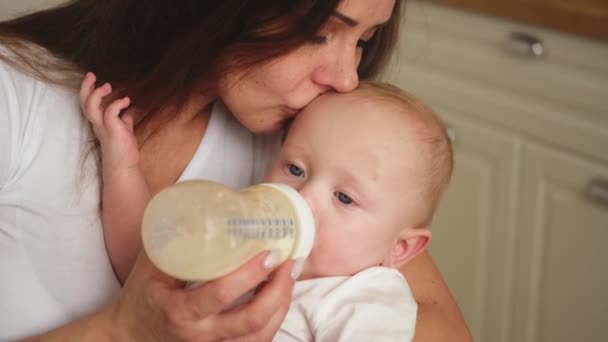 Familie Fericită Acasă Mamă Care Ține Copilul Mic Hrănind Laptele — Videoclip de stoc