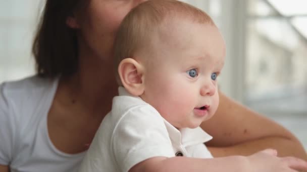 Família Feliz Casa Mãe Com Filha Mais Nova Mãe Bebê — Vídeo de Stock