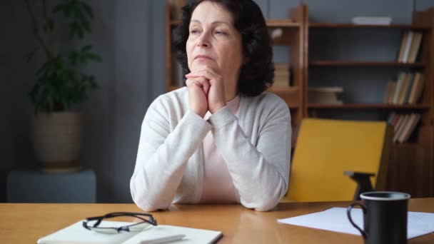 Szomorú Beteg Magányos Csalódott Idősebb Otthon Egyedül Boldogtalan Érett Nagymama — Stock videók