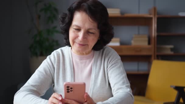 Europeisk Medelålders Äldre Kvinna Innehav Med Hjälp Smartphone Pekskärm Skriva — Stockvideo
