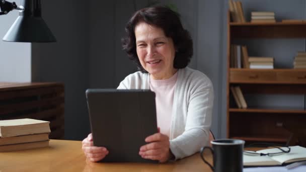 Щаслива Старша Жінка Середнього Віку Яка Тримає Планшет Розмовляє Про — стокове відео