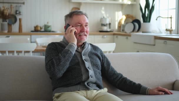 Mutlu Orta Yaşlı Bir Adam Aile Dostlarıyla Akıllı Telefondan Konuşuyor — Stok video