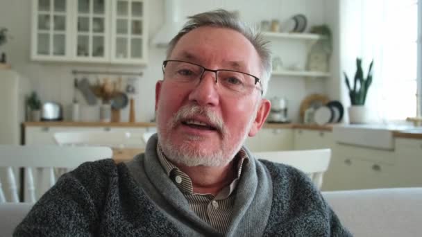 Bărbat Vârstă Mijlocie Fericit Vorbește Apel Video Familia Prietenilor Râzând — Videoclip de stoc