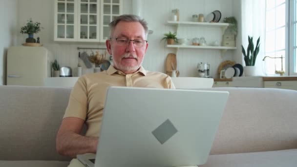 Zelfverzekerde Stijlvolle Oudere Man Van Middelbare Leeftijd Die Thuis Laptop — Stockvideo