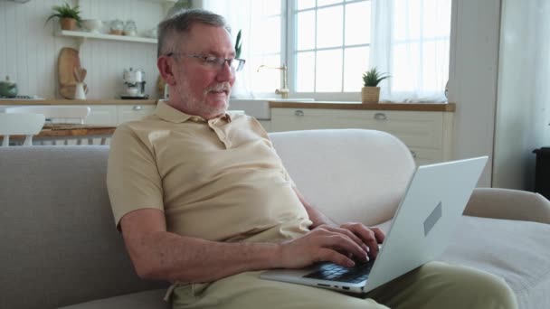 Αυτοπεποίθηση Κομψό Ευτυχισμένη Μεσήλικας Ηλικιωμένος Χρησιμοποιώντας Φορητό Υπολογιστή Στο Σπίτι — Αρχείο Βίντεο
