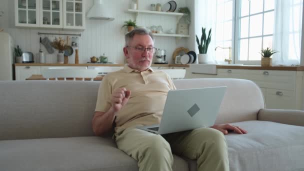 Χαρούμενος Μεσήλικας Ηλικιωμένος Φορητό Υπολογιστή Μιλάει Βιντεοκλήση Την Οικογένεια Φίλων — Αρχείο Βίντεο