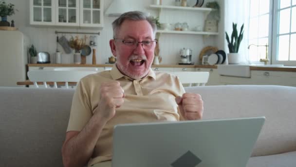 Ενθουσιασμένος Μεσήλικας Ευφορία Μεγαλύτερος Ώριμος Παππούς Κοιτάζοντας Φορητό Υπολογιστή Ανάγνωση — Αρχείο Βίντεο