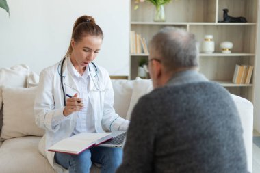 Doktor muayenehanesinde ya da evde yaşlı bir adamı muayene eden kadın doktor. Yaşlı hasta ve doktorun hastane odasında muayeneleri var. Tıbbi sağlık hizmetleri sağlık kontrolü. Doktoru ziyaret et.