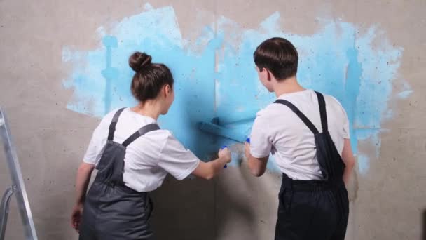 Casal Nova Casa Durante Obras Reparação Parede Pintura Juntos Família — Vídeo de Stock