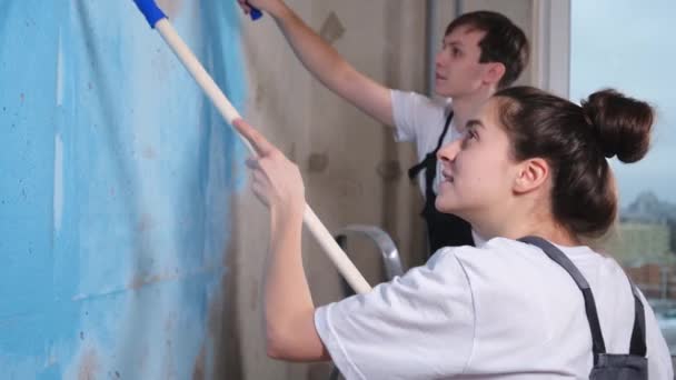 Coppia Nuova Casa Durante Lavori Riparazione Pittura Muro Insieme Felice — Video Stock