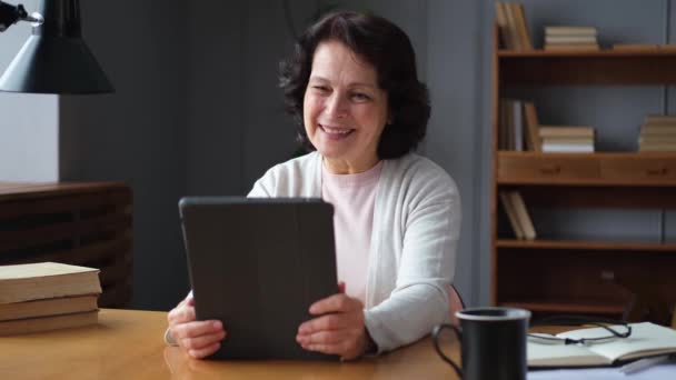 Mujer Mayor Mediana Edad Feliz Sosteniendo Tableta Hablar Videollamada Con — Vídeo de stock