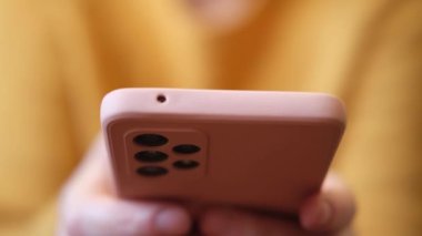 Cep telefonu tutan kadın uygulamayı kullanarak ekran parşömen sayfasına dokunuyor. Akıllı telefon cep telefonu aygıtı ellerinde. İnternet haber içeriği uygulamaları cep telefonu bağımlılığı kavramı