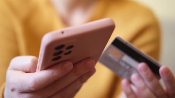 Жінки Роблять Покупки Онлайн Тримаючи Смартфон Допомогою Кредитної Картки Дівчинка — стокове відео