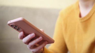 Cep telefonu tutan kadın uygulamayı kullanarak ekran parşömen sayfasına dokunuyor. Akıllı telefon cep telefonu aygıtı ellerinde. İnternet haber içeriği uygulamaları cep telefonu bağımlılığı kavramı