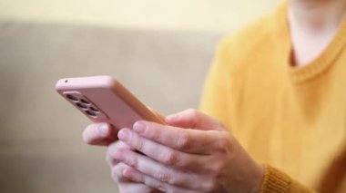 Cep telefonu tutan kadın uygulamayı kullanarak ekran parşömen sayfasına dokunuyor. Akıllı telefon cep telefonu aygıtı ellerinde. İnternet haber içeriği uygulamaları cep telefonu bağımlılığı kavramı