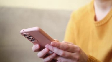 Cep telefonu tutan kadın uygulamayı kullanarak ekran parşömen sayfasına dokunuyor. Akıllı telefon cep telefonu aygıtı ellerinde. İnternet haber içeriği uygulamaları cep telefonu bağımlılığı kavramı