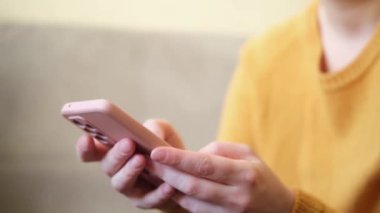Cep telefonu tutan kadın uygulamayı kullanarak ekran parşömen sayfasına dokunuyor. Akıllı telefon cep telefonu aygıtı ellerinde. İnternet haber içeriği uygulamaları cep telefonu bağımlılığı kavramı