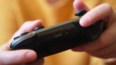 Siyah joystick oyun konsolu tutan kadın elleri. Bilgisayar oyunu yarışması video oyunu kontrol konsepti. Video oyunları oynayan kontrolör kullanılıyor. Siber uzay sembolü. Eller joypad 'i kapatın.