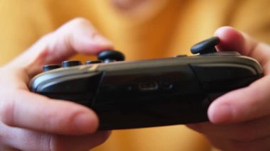Siyah joystick oyun konsolu tutan kadın elleri. Bilgisayar oyunu yarışması video oyunu kontrol konsepti. Video oyunları oynayan kontrolör kullanılıyor. Siber uzay sembolü. Eller joypad 'i kapatın.