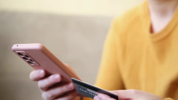 Женщина Руки Покупки Онлайн Держа Смартфон Платить Помощью Кредитной Карты — стоковое видео