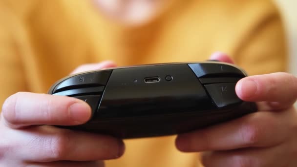 Γυναίκα Χέρια Κρατώντας Μαύρο Χειριστήριο Gamepad Παίζοντας Κονσόλα Παιχνιδιών Computer — Αρχείο Βίντεο