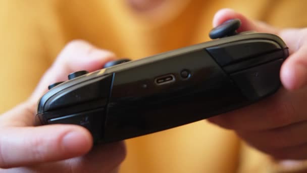 Kobiety Ręce Trzymając Czarny Joystick Gamepad Gry Konsoli Koncepcja Kontroli — Wideo stockowe