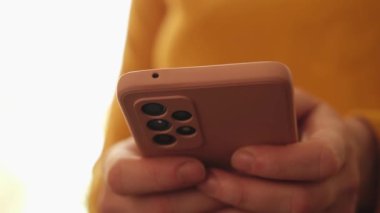 Cep telefonu tutan kadın uygulamayı kullanarak ekran parşömen sayfasına dokunuyor. Akıllı telefon cep telefonu aygıtı ellerinde. İnternet haber içeriği uygulamaları cep telefonu bağımlılığı kavramı