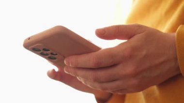 Cep telefonu tutan kadın uygulamayı kullanarak ekran parşömen sayfasına dokunuyor. Akıllı telefon cep telefonu aygıtı ellerinde. İnternet haber içeriği uygulamaları cep telefonu bağımlılığı kavramı