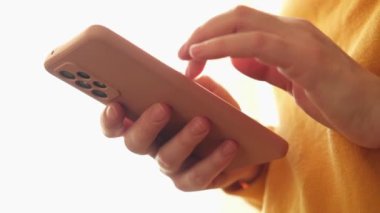 Cep telefonu tutan kadın uygulamayı kullanarak ekran parşömen sayfasına dokunuyor. Akıllı telefon cep telefonu aygıtı ellerinde. İnternet haber içeriği uygulamaları cep telefonu bağımlılığı kavramı