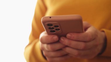 Cep telefonu tutan kadın uygulamayı kullanarak ekran parşömen sayfasına dokunuyor. Akıllı telefon cep telefonu aygıtı ellerinde. İnternet haber içeriği uygulamaları cep telefonu bağımlılığı kavramı