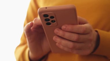 Cep telefonu tutan kadın uygulamayı kullanarak ekran parşömen sayfasına dokunuyor. Akıllı telefon cep telefonu aygıtı ellerinde. İnternet haber içeriği uygulamaları cep telefonu bağımlılığı kavramı