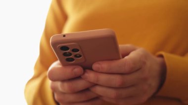 Cep telefonu tutan kadın uygulamayı kullanarak ekran parşömen sayfasına dokunuyor. Akıllı telefon cep telefonu aygıtı ellerinde. İnternet haber içeriği uygulamaları cep telefonu bağımlılığı kavramı