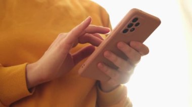 Cep telefonu tutan kadın uygulamayı kullanarak ekran parşömen sayfasına dokunuyor. Akıllı telefon cep telefonu aygıtı ellerinde. İnternet haber içeriği uygulamaları cep telefonu bağımlılığı kavramı