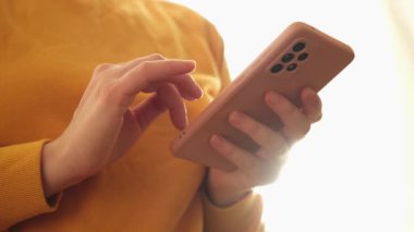 Cep telefonu tutan kadın uygulamayı kullanarak ekran parşömen sayfasına dokunuyor. Akıllı telefon cep telefonu aygıtı ellerinde. İnternet haber içeriği uygulamaları cep telefonu bağımlılığı kavramı