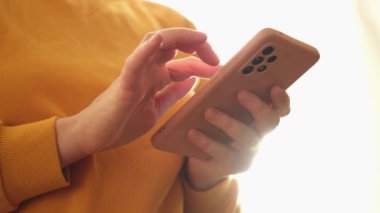 Cep telefonu tutan kadın uygulamayı kullanarak ekran parşömen sayfasına dokunuyor. Akıllı telefon cep telefonu aygıtı ellerinde. İnternet haber içeriği uygulamaları cep telefonu bağımlılığı kavramı