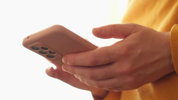 Vrouw Hand Holding Mobiele Telefoon Touch Screen Typen Scroll Pagina — Stockvideo